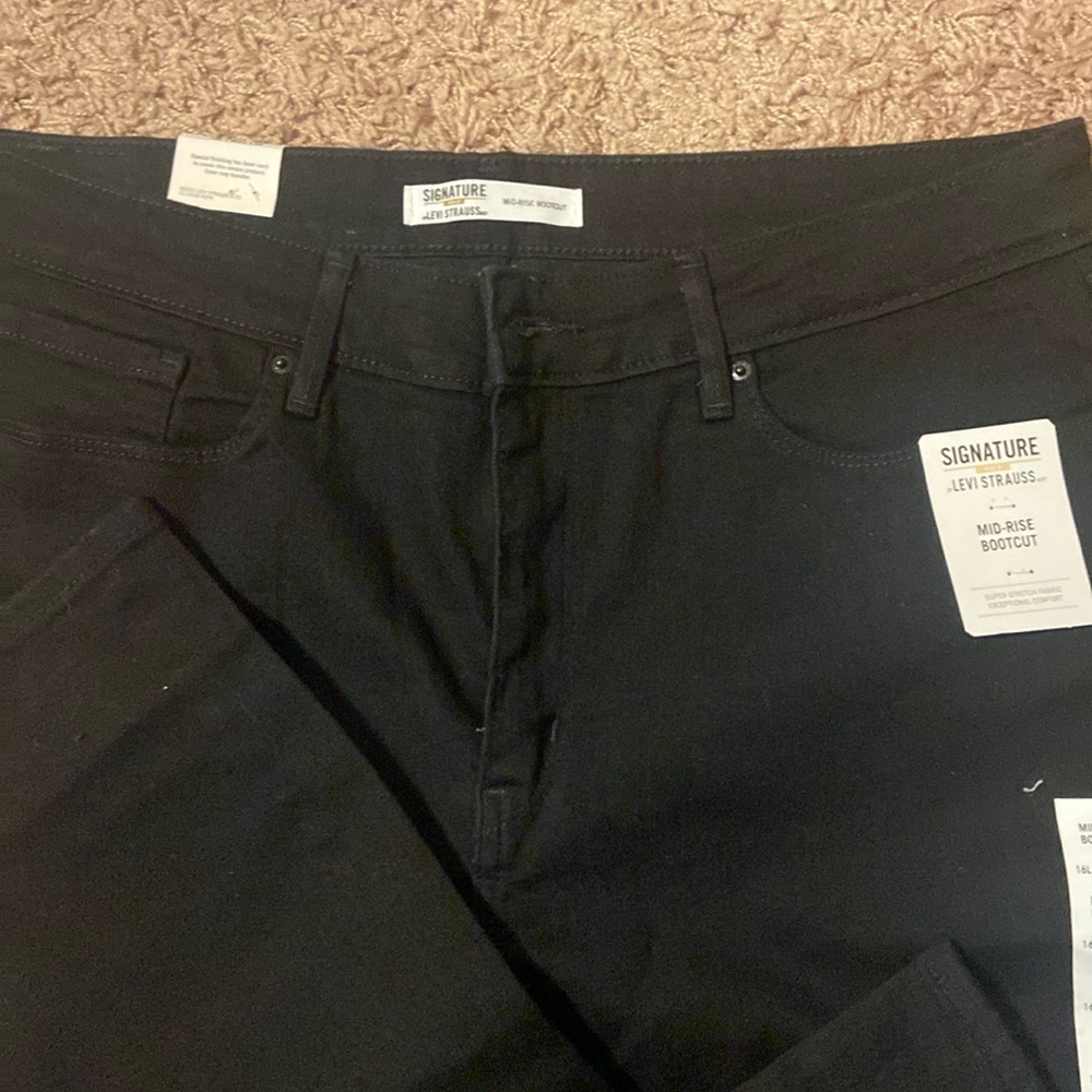 NWT Women Signature Levi Strauss Jeans